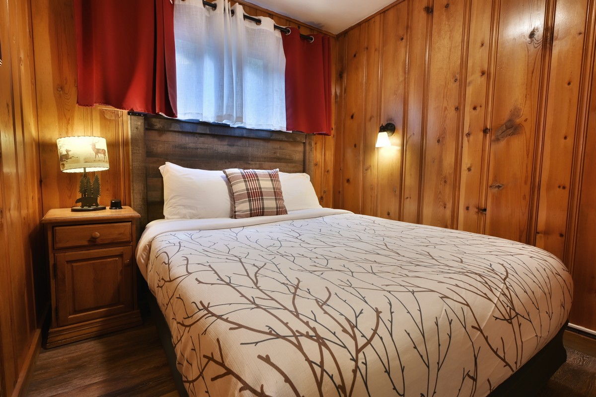 Fox Cabin Queen Bedroom